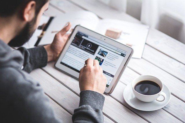 regarde le blog sur sa tablette