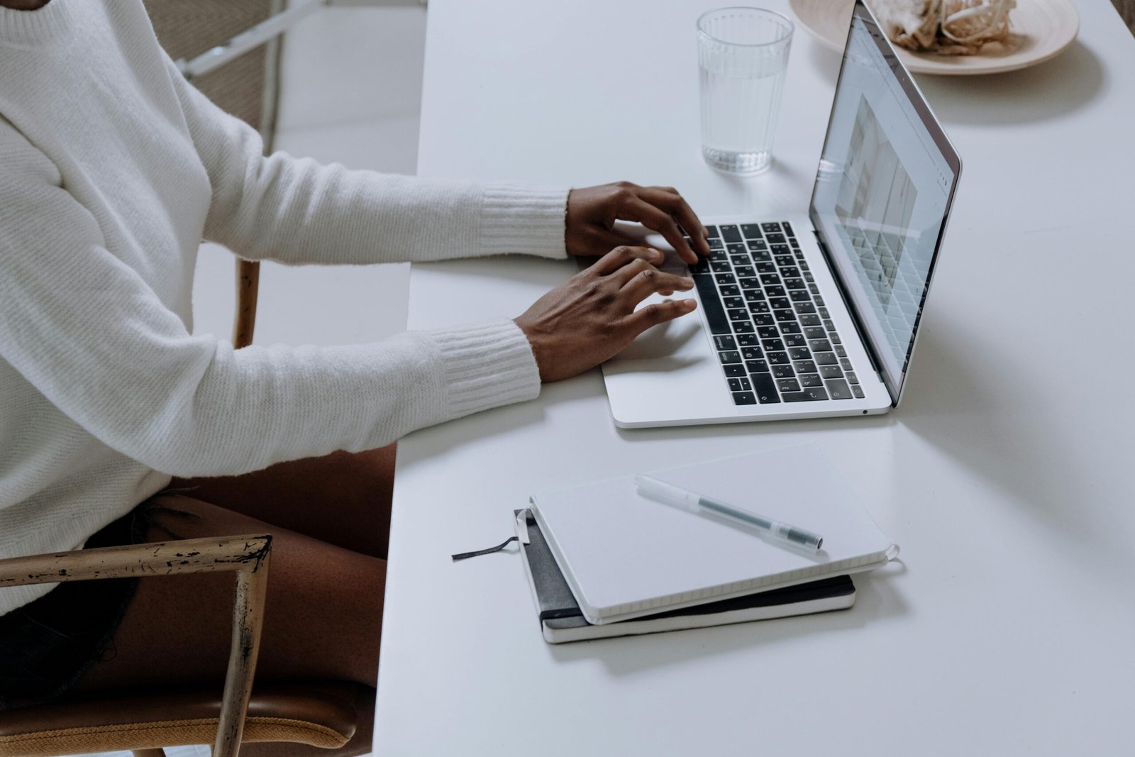 homme qui tape sur son clavier d'ordinateur